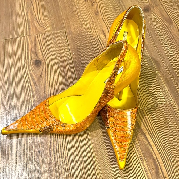 Gorgeous sleek Michael Antonio yellow pointed ‘snakeskin’ stiletto 3” heels - Picture 10 of 12